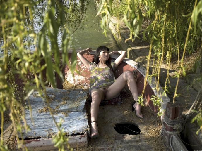 Смотреть голых -  Одинокая азиатка