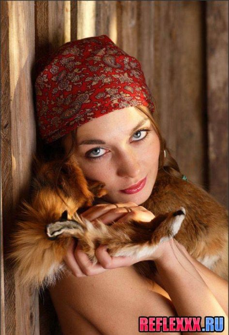 Хвастливая цыпочка голая и наглая