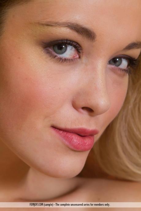эротика молоденькой киски блондинки бесплатно