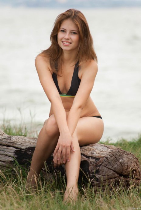 Красивая голая девушка на берегу