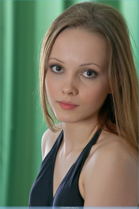 Красивая сексуальная девушка позирует на стульчике