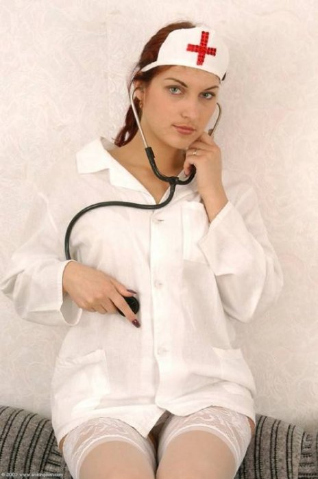 Красотка из красного креста с голой попочкой