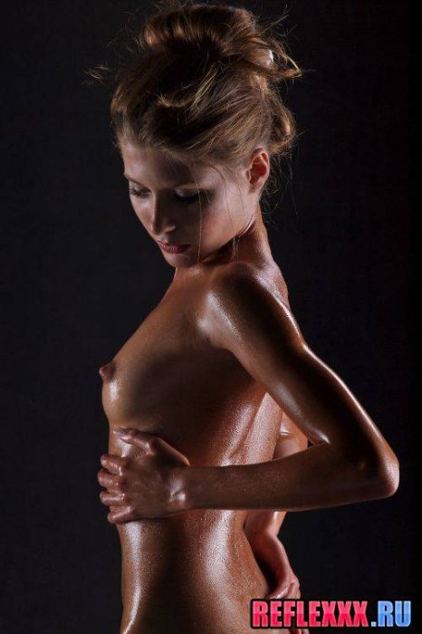 Красотка с идеальной мокрой попкой без трусиков