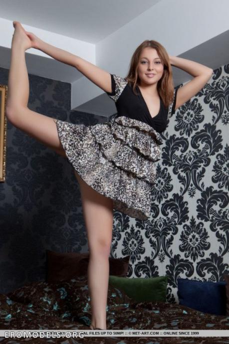 Мечтательная шатенка