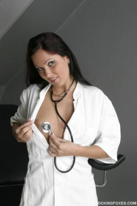 Извращенная медработница с влажной киской