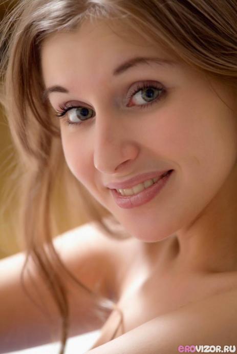 Очаровательная девушка без трусиков