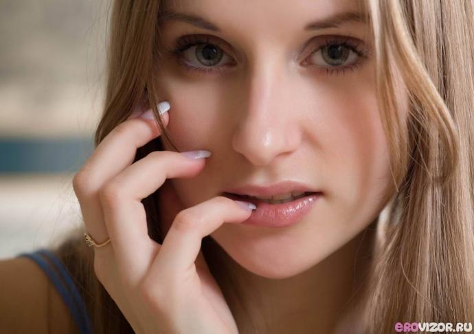 Очаровательная девушка без трусиков