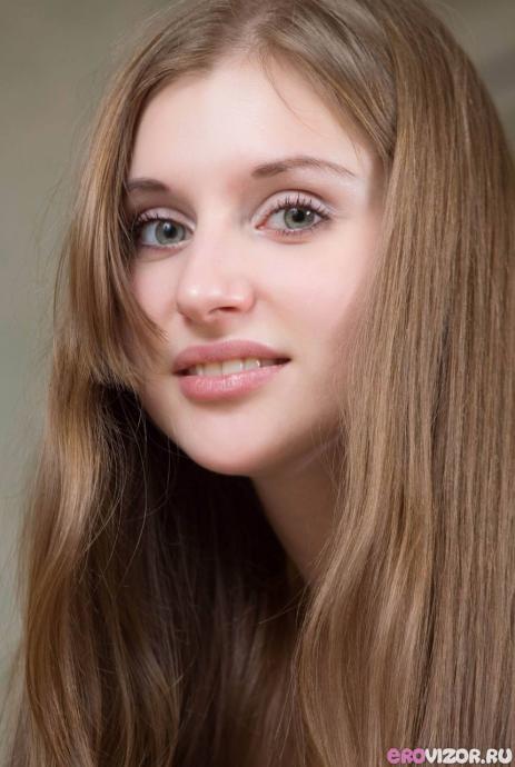 Очаровательная девушка без трусиков