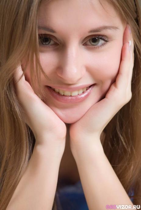 Очаровательная девушка без трусиков