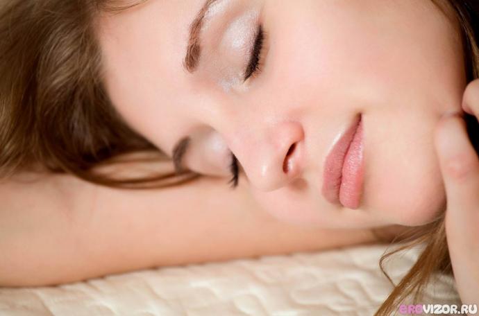 Очаровательная девушка без трусиков