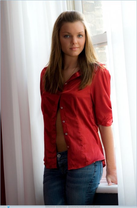 Позитивная милашка разделась у окна