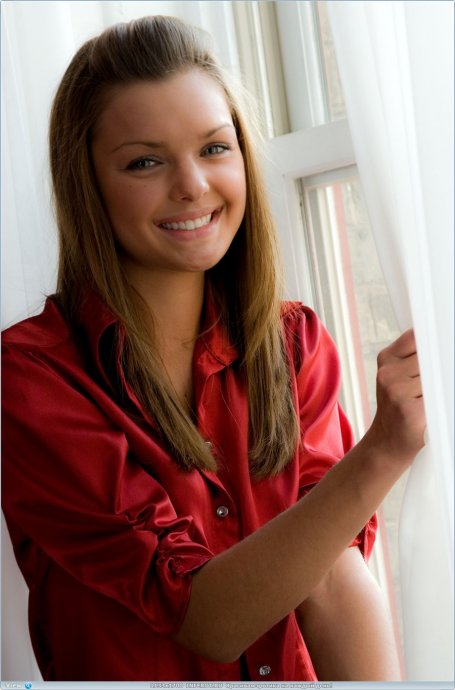 Позитивная милашка разделась у окна