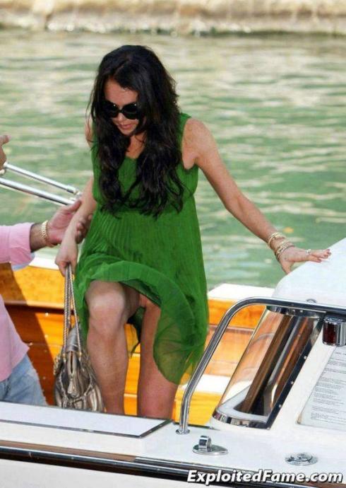 Сиськи знаменитостей мелькают в обществе