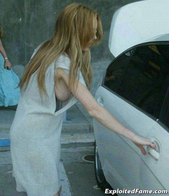 Сиськи знаменитостей мелькают в обществе