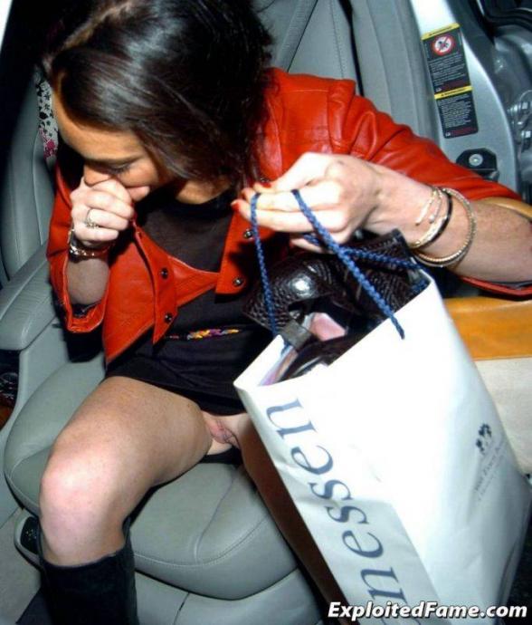 Сиськи знаменитостей мелькают в обществе