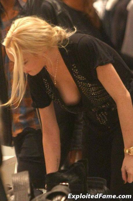 Сиськи знаменитостей мелькают в обществе