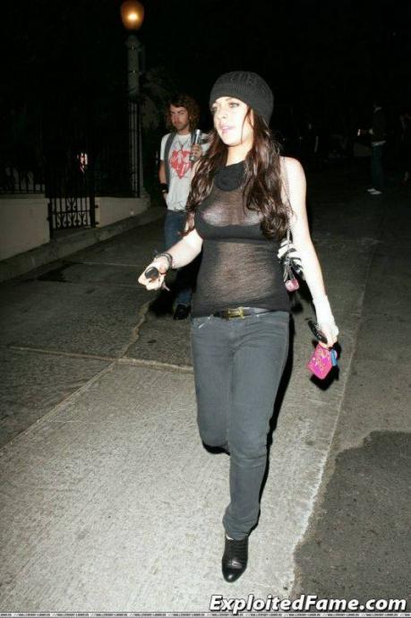 Сиськи знаменитостей мелькают в обществе