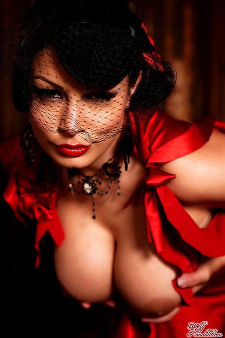 Сисястая мамаша в красном платье