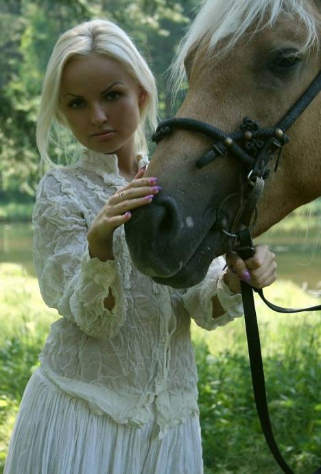 У обнаженной блондинки друг - конь самец