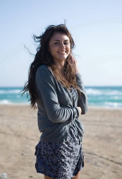 Весёлая обнаженная шатенка на море ( 8 фото )