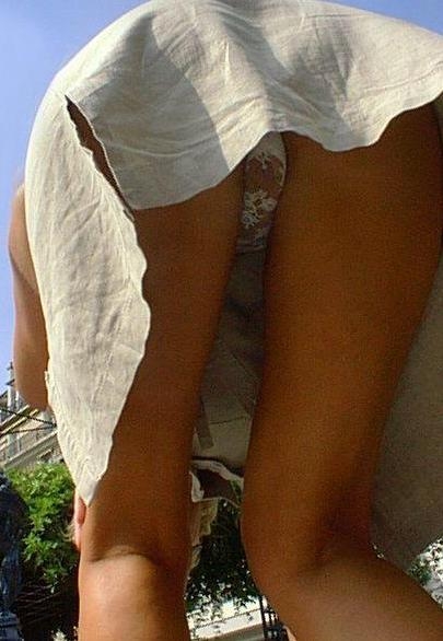 Засветы под юбкой