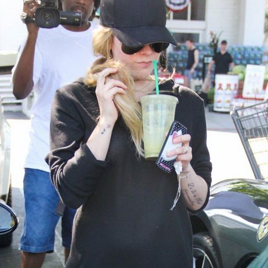 Аврил Лавин беременна от фронтмена группы «Nickelback»