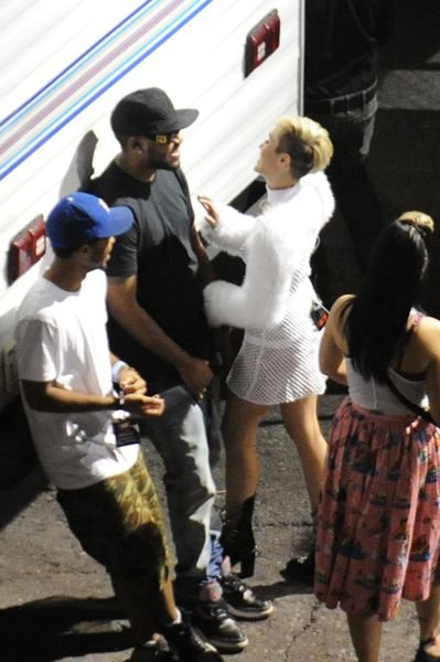 Майли Сайрус оголила грудь на музыкальном фестивале Майли Сайрус оголила грудь на музыкальном фестивале