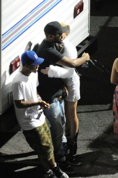 Майли Сайрус оголила грудь на музыкальном фестивале Майли Сайрус оголила грудь на музыкальном фестивале