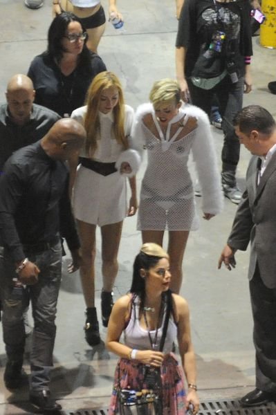 Майли Сайрус оголила грудь на музыкальном фестивале Майли Сайрус оголила грудь на музыкальном фестивале