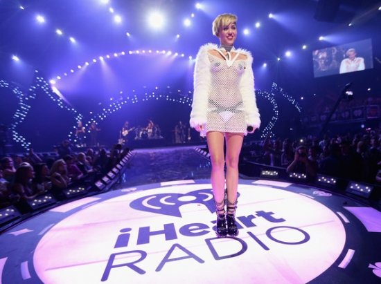 Майли Сайрус оголила грудь на музыкальном фестивале Майли Сайрус оголила грудь на музыкальном фестивале