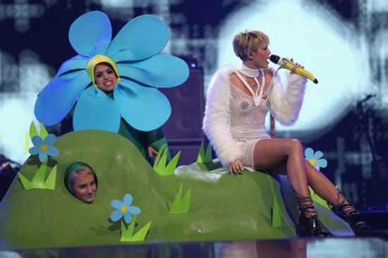 Майли Сайрус оголила грудь на музыкальном фестивале Майли Сайрус оголила грудь на музыкальном фестивале