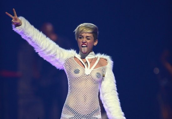 Майли Сайрус оголила грудь на музыкальном фестивале Майли Сайрус оголила грудь на музыкальном фестивале