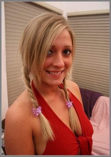 Большая попа в красных труселях