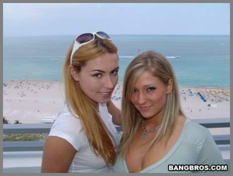 Мужик лапает две большие попочки