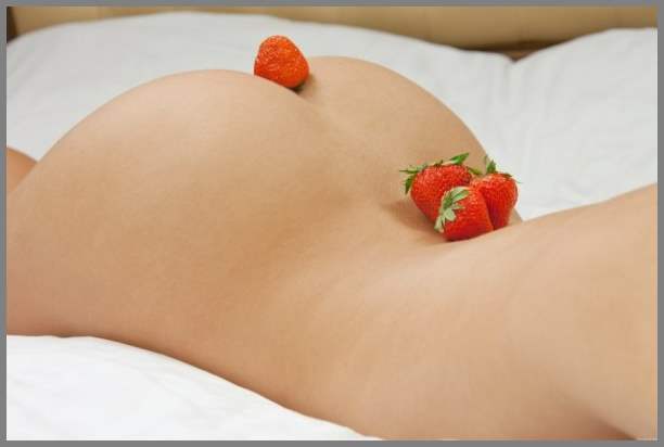 Молоденькая краля положила на ягодицы клубнику