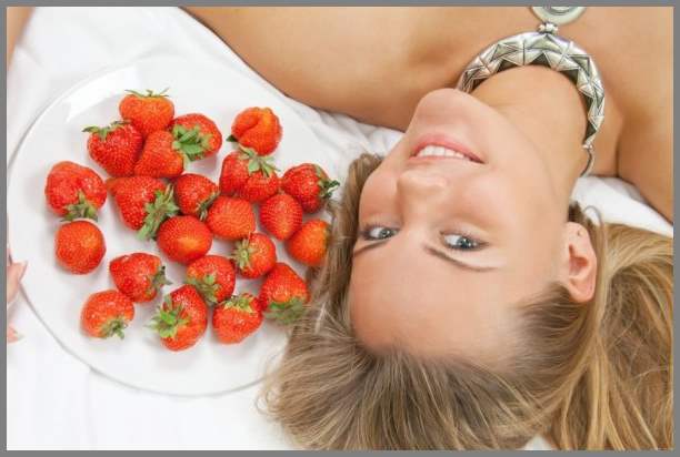 Молоденькая краля положила на ягодицы клубнику