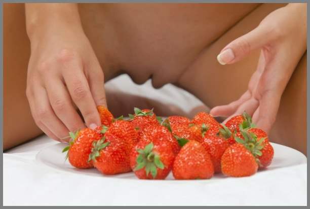 Молоденькая краля положила на ягодицы клубнику