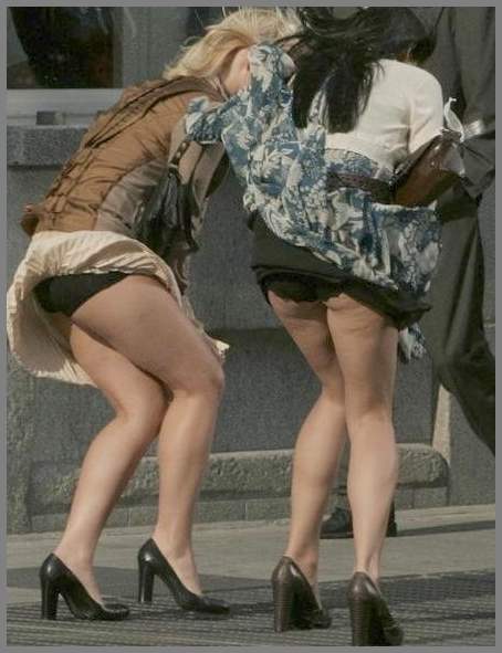 Сдуло ветром юбку!