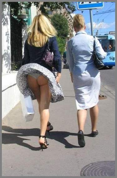 Сдуло ветром юбку!