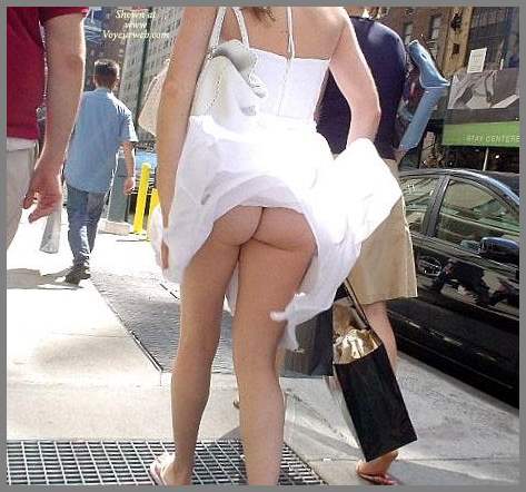 Сдуло ветром юбку!