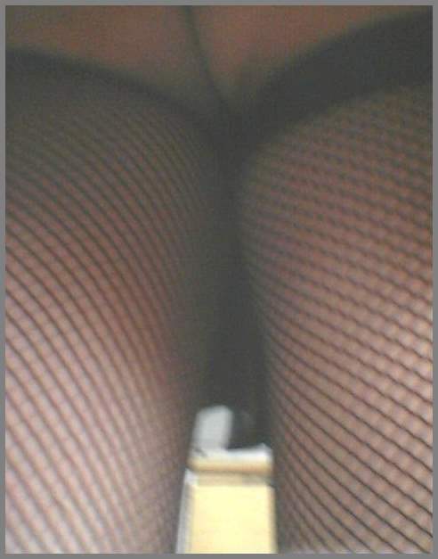 Под юбкой в чулках