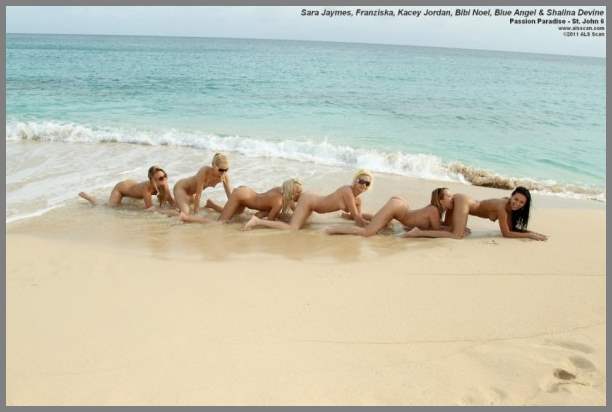 Много девушек без бикини