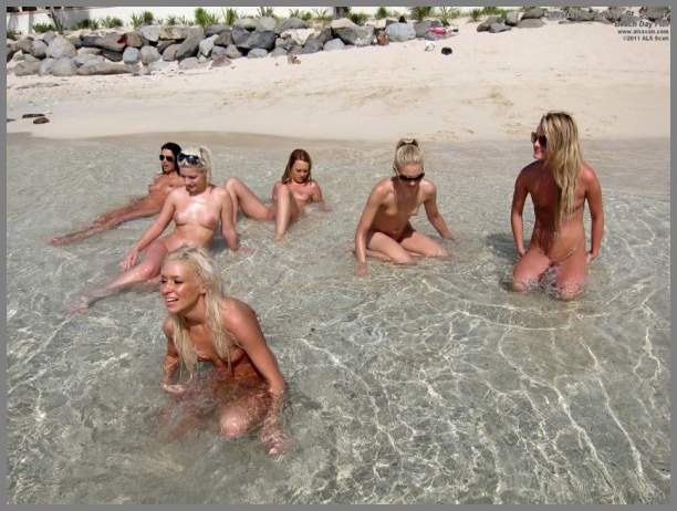 Много девушек без бикини