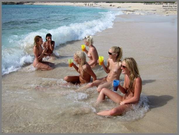 Много девушек без бикини