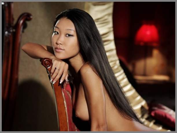 Фото ню молодой азиатки в шелковом платье