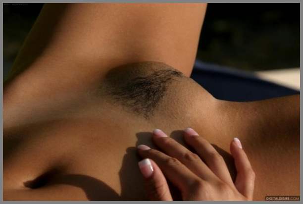 Загорелая азиатка в бикини