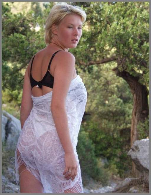 Разделась на горной тропе Крыма