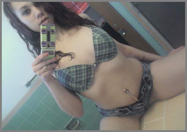 Упитанную грудастую брюнетку перц жестко долбит в туалете