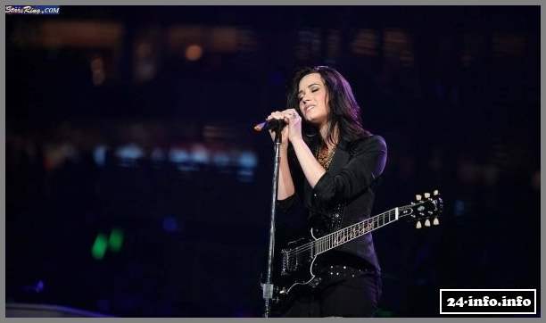 Голая звезда Деми Ловато