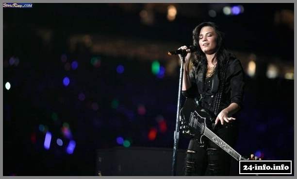 Голая звезда Деми Ловато